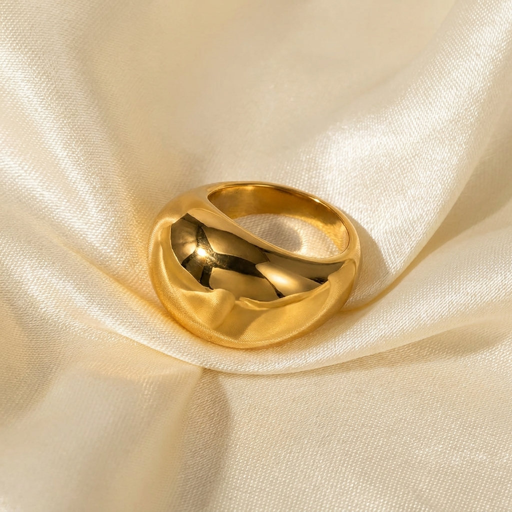 Stijlvolle goudkleurige minimalistische ring van roestvrij staal, ideaal voor feestelijke gelegenheden.