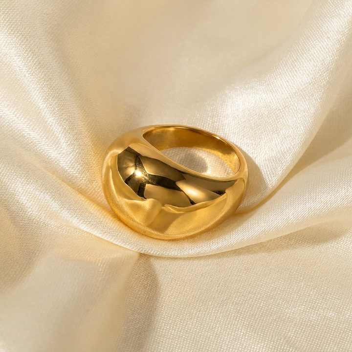 Stijlvolle goudkleurige minimalistische ring van roestvrij staal, ideaal voor feestelijke gelegenheden.