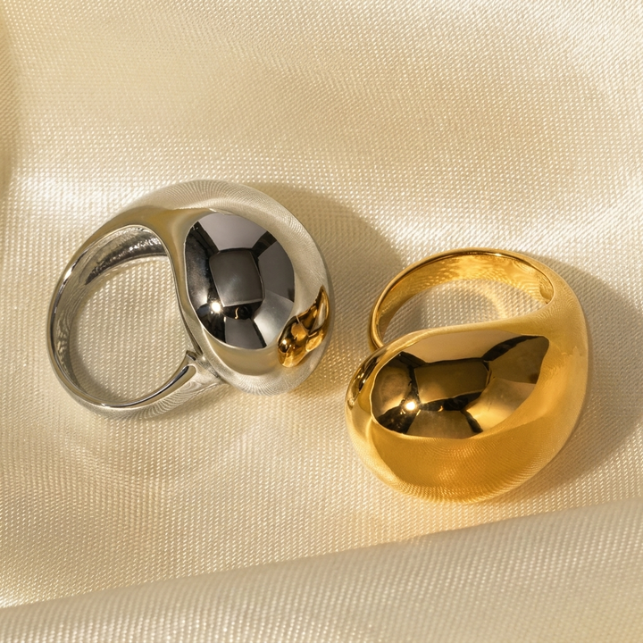 Tijdloze zilverkleurige minimalistische ring van duurzaam roestvrij staal, perfect als accessoire.