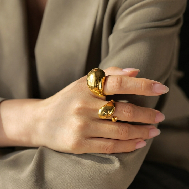 Minimalistische dames ring van roestvrij staal in goudkleurig design, een elegant dagelijks sieraad.