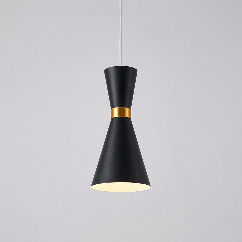 Stijlvolle zwart-witte design hanglamp, perfect als sfeerverlichting boven eettafel of in moderne woonkamer.