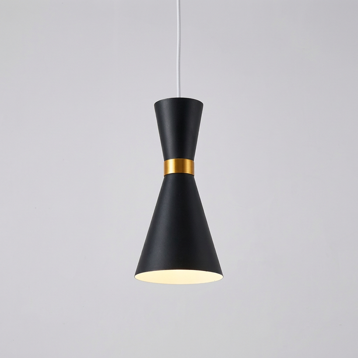 Stijlvolle zwart-witte design hanglamp, perfect als sfeerverlichting boven eettafel of in moderne woonkamer.