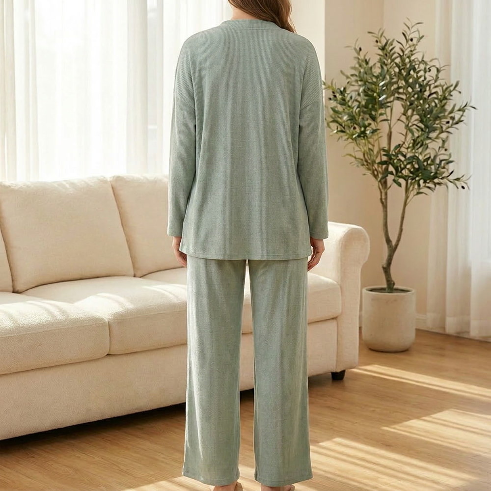 Zachte en comfortabele dames driedelige loungeset. Perfect om te relaxen en te genieten van vrije tijd.
