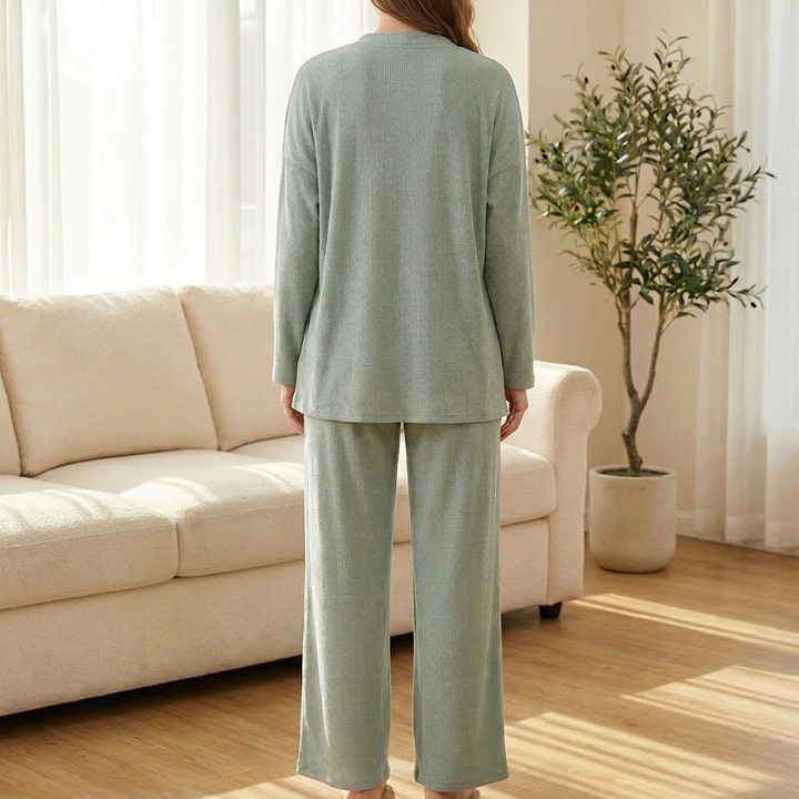 Zachte en comfortabele dames driedelige loungeset. Perfect om te relaxen en te genieten van vrije tijd.