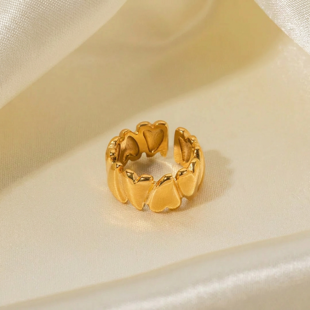 Stijlvolle zilveren RVS damesring met open design en liefdevol hartje. Perfect als cadeau of accessoire.