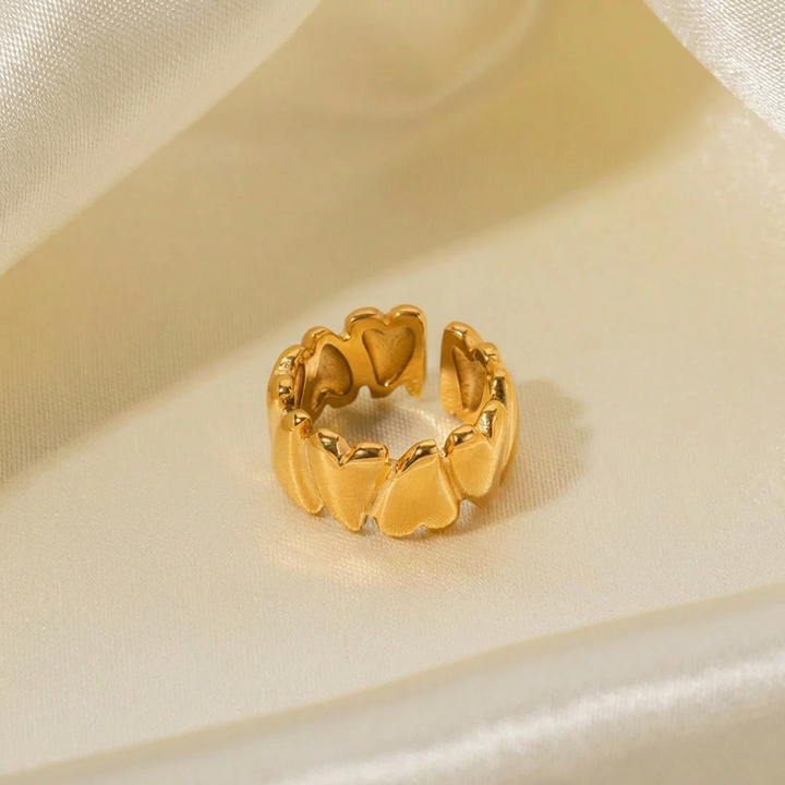 Stijlvolle zilveren RVS damesring met open design en liefdevol hartje. Perfect als cadeau of accessoire.