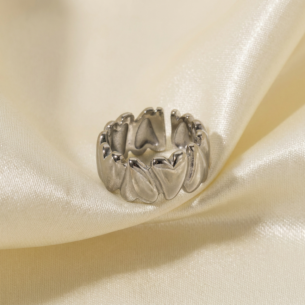 Close-up van open RVS damesring met verfijnd hart, beschikbaar in 18K goud- of zilverkleur. Elegant en duurzaam.
