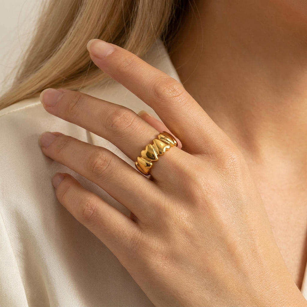 Elegante dames open ring met hartje, gemaakt van RVS met glanzende 18K gouden afwerking. Romantisch sieraad.
