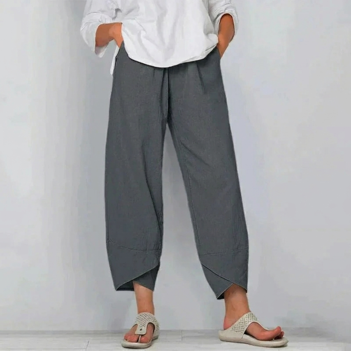 Lichtgewicht cropped damesbroek met wijde pijpen. Een comfortabele en modieuze keuze voor de lente en zomer.
