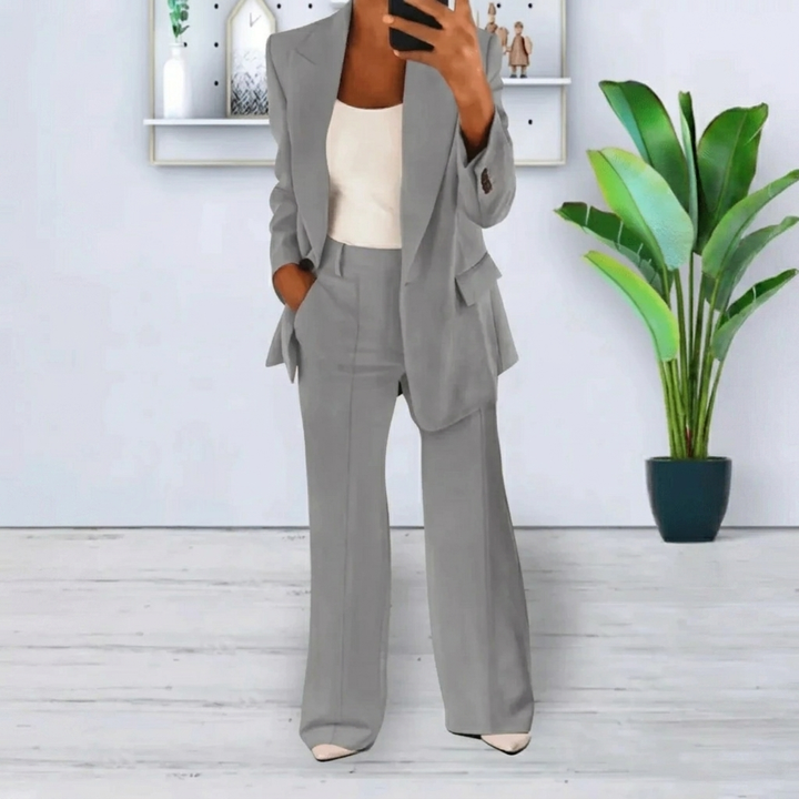 Stijlvol beige damespak, een veelzijdige set met modieuze blazer en bijpassende broek. Tijdloze kleding.