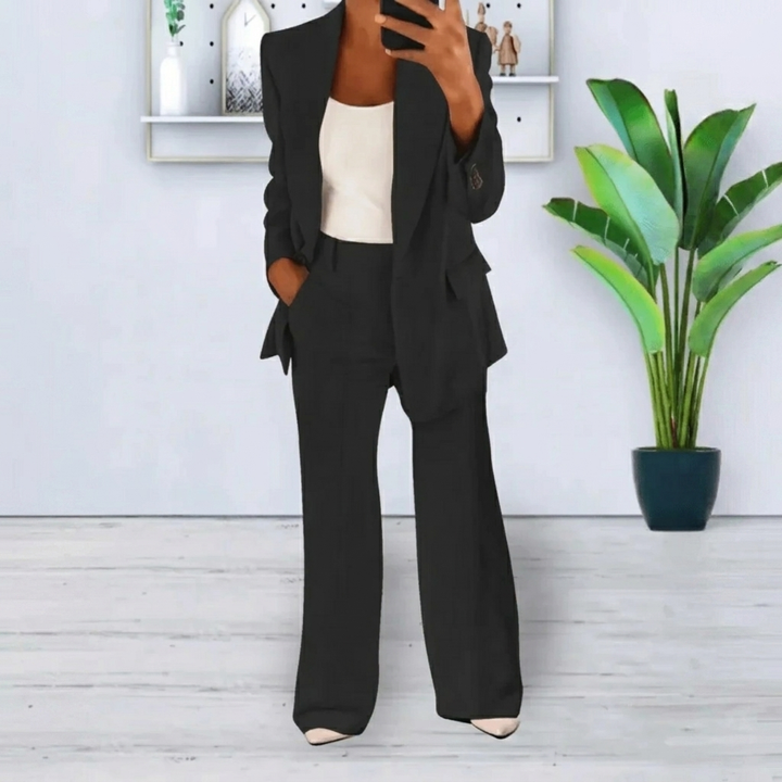 Donkergrijs dames broekpak, zakelijk en formeel. Deze set combineert een blazer met een rechte broek.