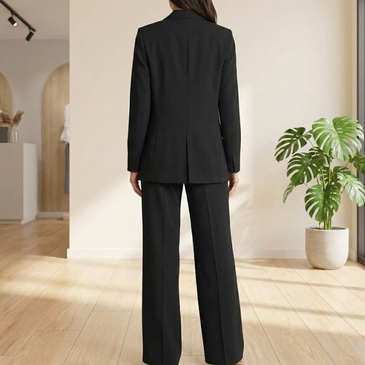Chique marineblauw dames broekpak, compleet met stijlvolle blazer en bijpassende broek. Ideaal voor kantoor.