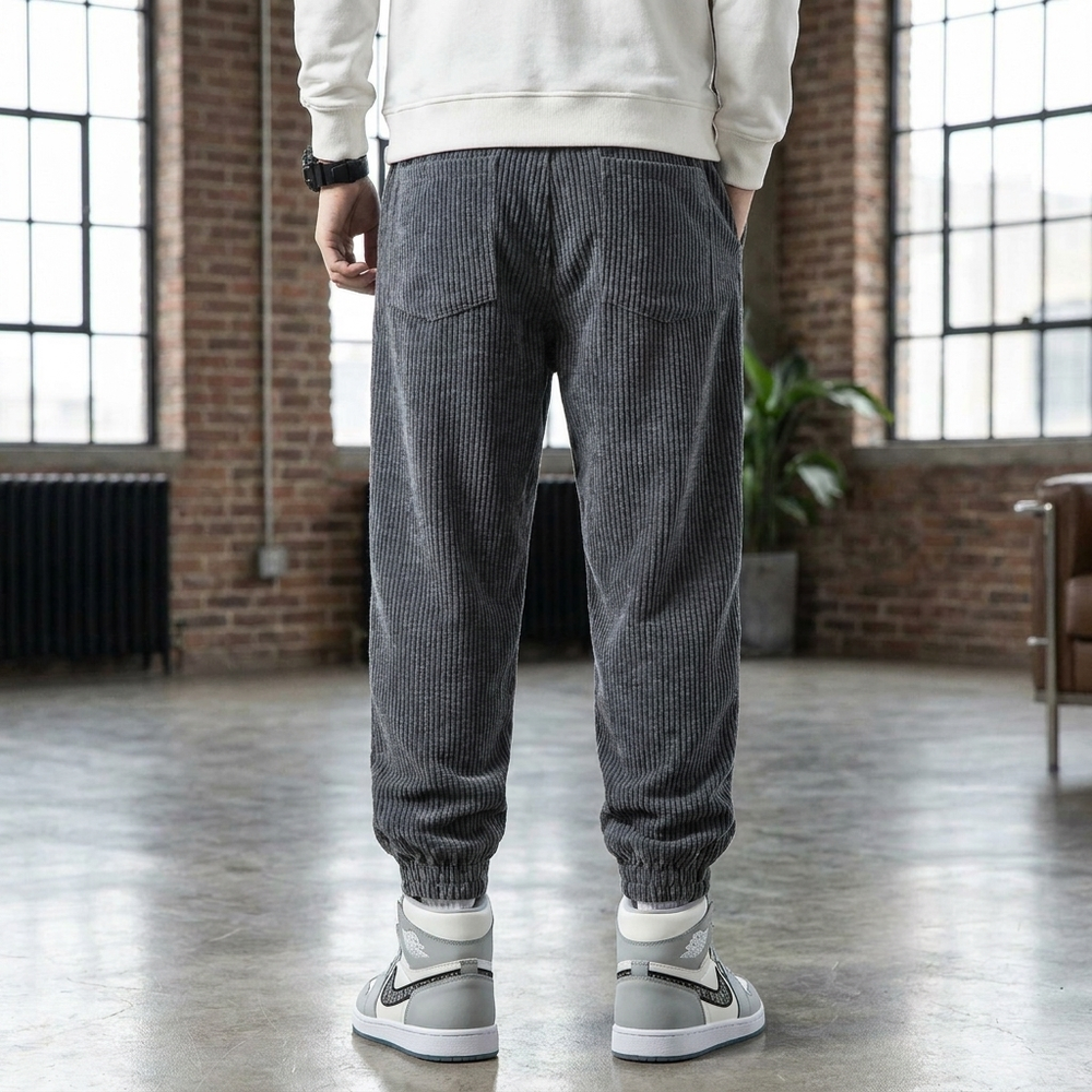 Stijlvolle zwarte heren joggingbroek met relaxte pasvorm, ideaal voor een comfortabele casual look.