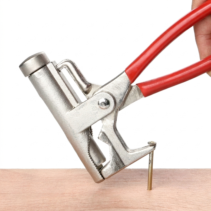 Gedetailleerde foto van de 10-in-1 multifunctionele klushamer, een complete klusset in compact handgereedschap formaat.