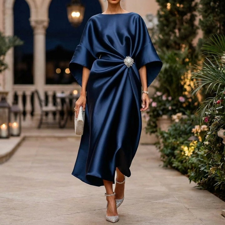 Elegante gedrapeerde midi-jurk voor dames met vleermuismouwen, perfect voor gala of feest.