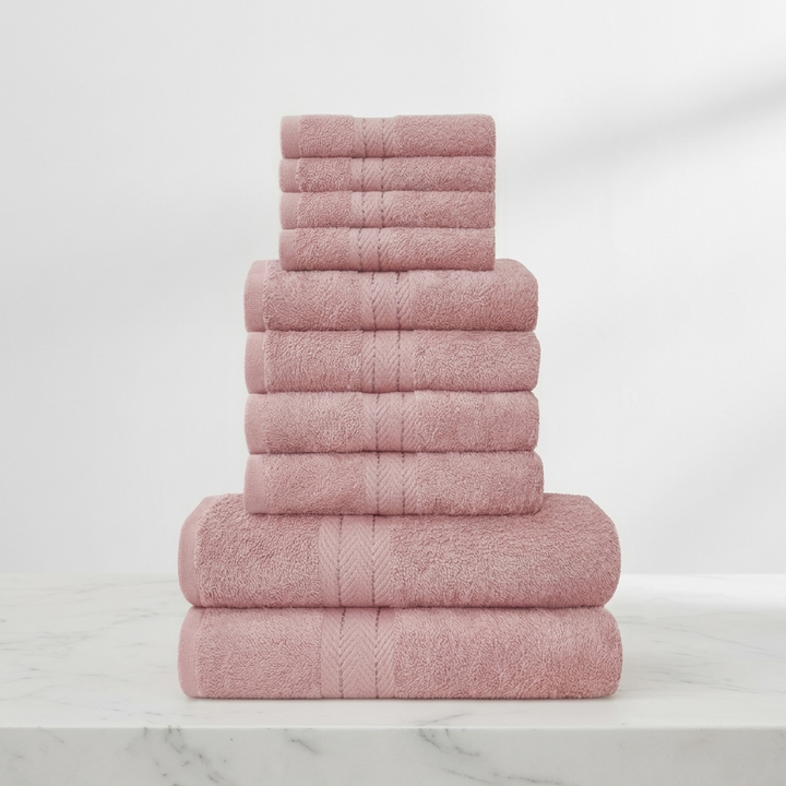 Georganiseerde presentatie van handdoeken en washandjes uit de 10-delige badkamerset.