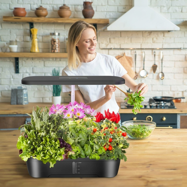 Slimme hydroponische binnentuin met groeiende verse kruiden en groenten, ideaal voor modern thuis tuinieren.