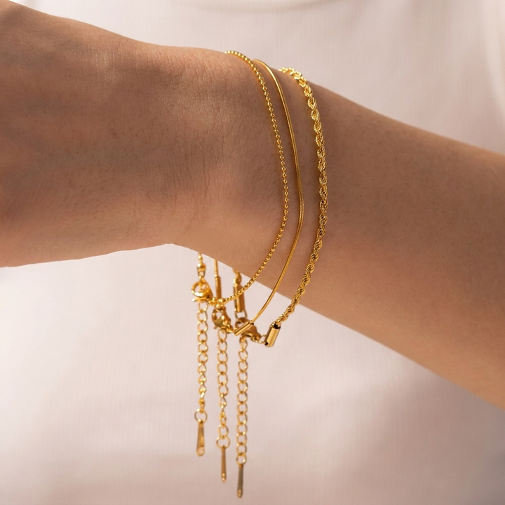 Dames gouden trio armbandenset, elegant en gelaagd. Modieuze goudkleurige sieraden voor vrouwen.