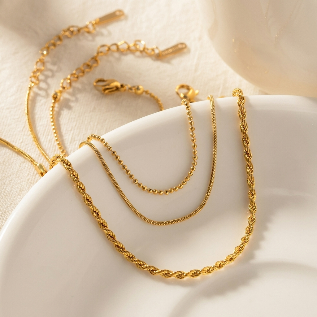 Gelaagde gouden dames armbandenset, elegant en verstelbaar. Trendy accessoires voor een complete look.