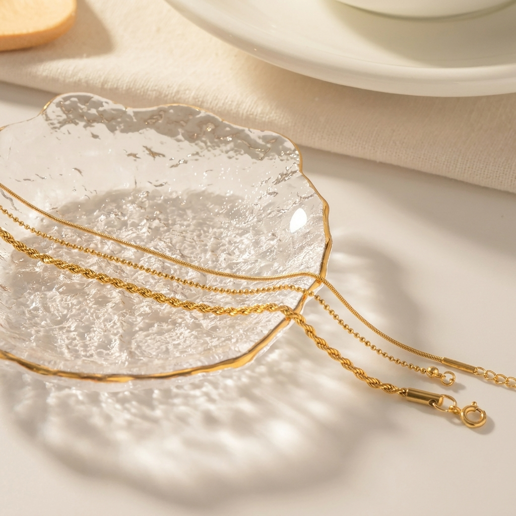 Stijlvolle dames gouden armbandenset met drie gelaagde armbanden. Elegante en modieuze sieraden.