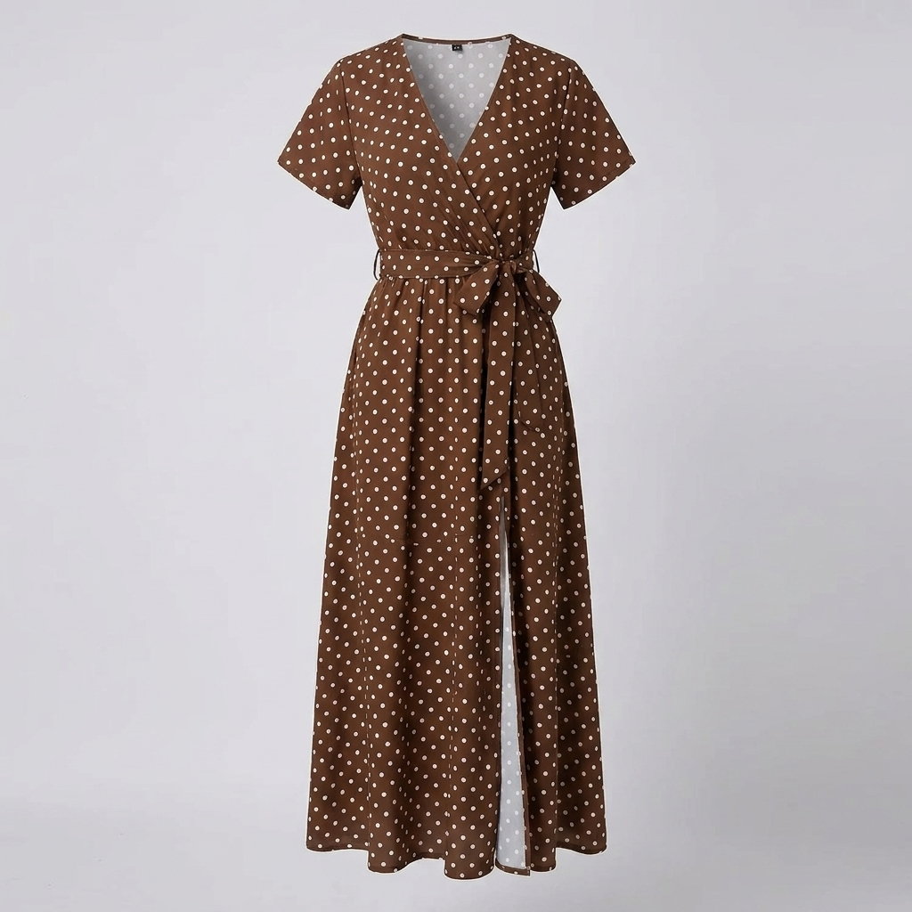 Stijlvolle dames jurk met stippen, vintage look. Deze retro jurk is een trendy casual lente- of zomeroutfit.
