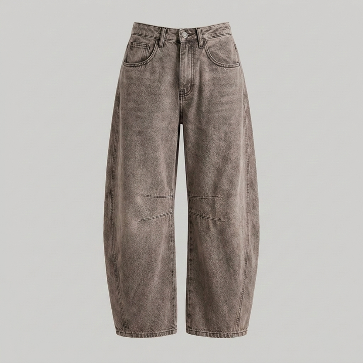 Close-up van de stof en hoge taille van een trendy damesjeans met wijde pijpen.