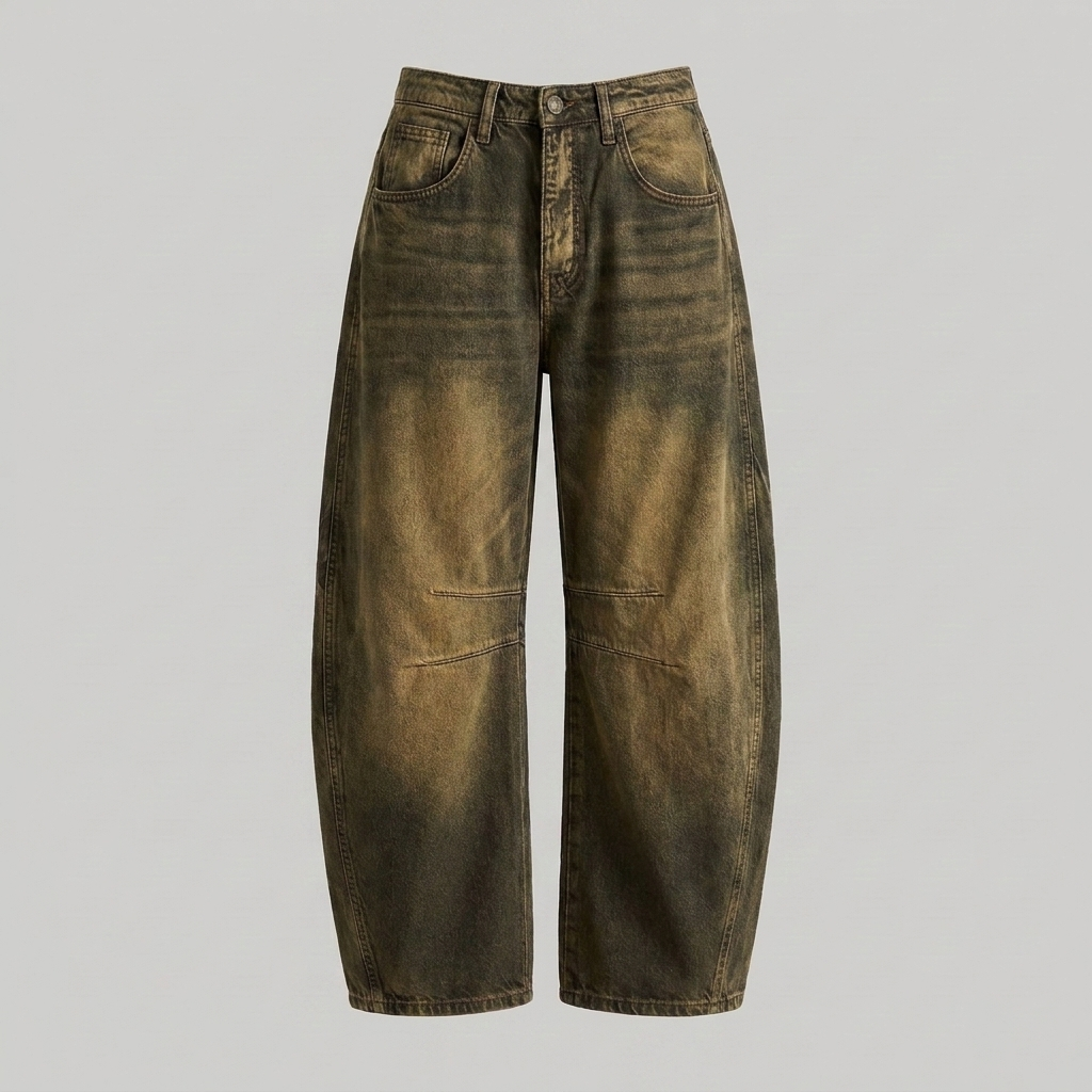 Model draagt comfortabele damesjeans met hoge taille en wijde pijpen, casual gestyled.