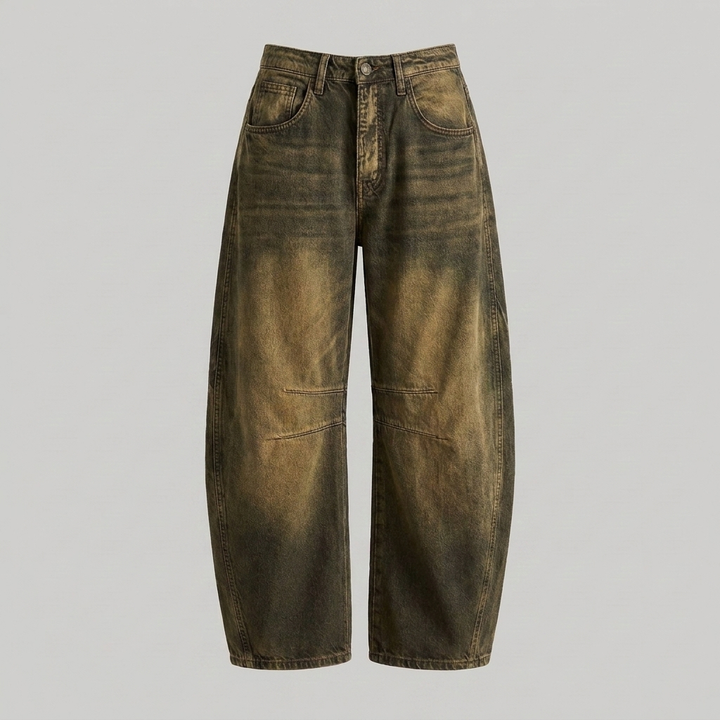 Model draagt comfortabele damesjeans met hoge taille en wijde pijpen, casual gestyled.