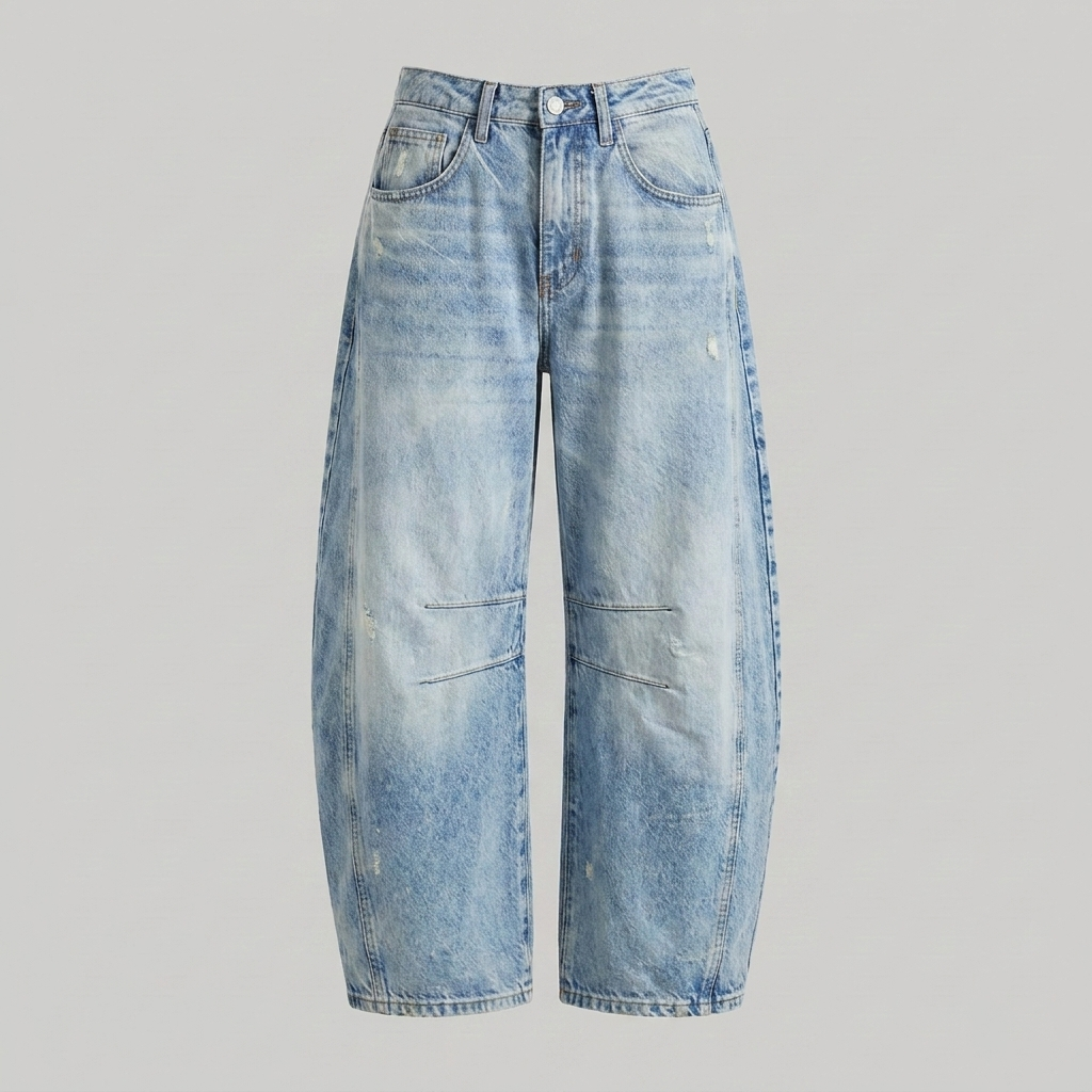 Moderne damesjeans, hoge taille en wijde pijpen, getoond in een trendy, allround outfit.
