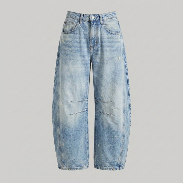 Moderne damesjeans, hoge taille en wijde pijpen, getoond in een trendy, allround outfit.