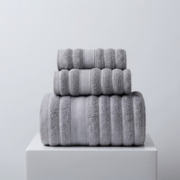 Blauwgroene en roze absorberende katoenen handdoekenset voor een frisse badkamerervaring.