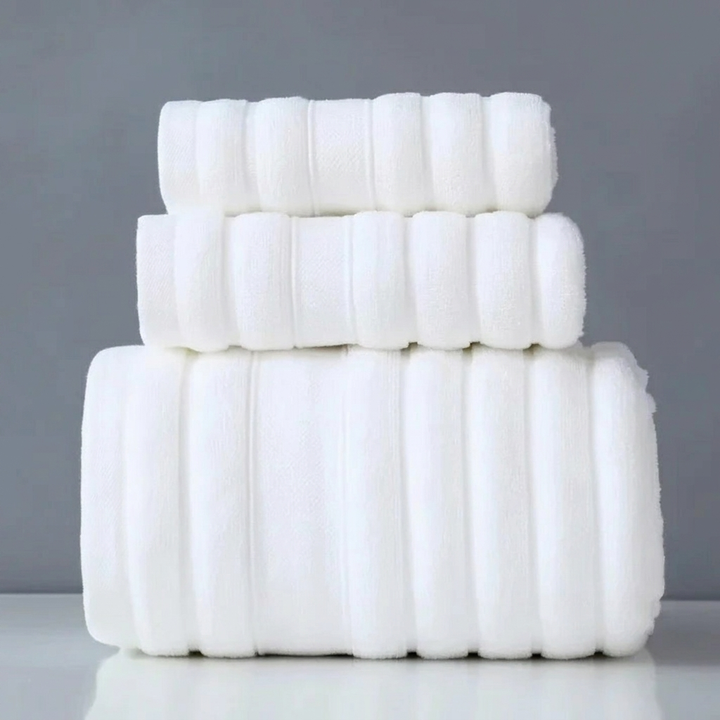 Witte en grijze zachte katoenen handdoekenset. Perfect badtextiel voor dagelijks gebruik en comfort.