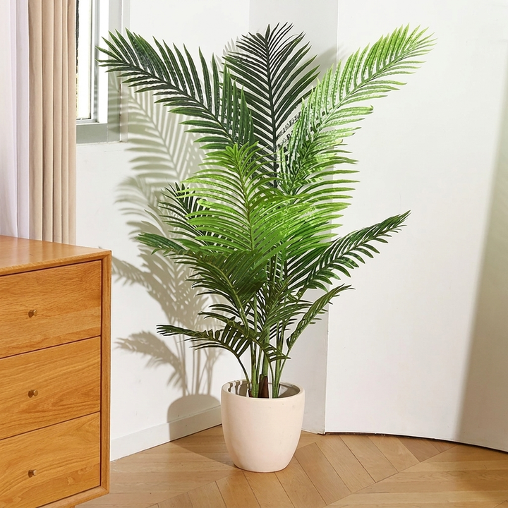 Decoratieve kunstpalmboom 130 cm voor kantoor of thuis. Realistische tropische sfeer zonder onderhoud.