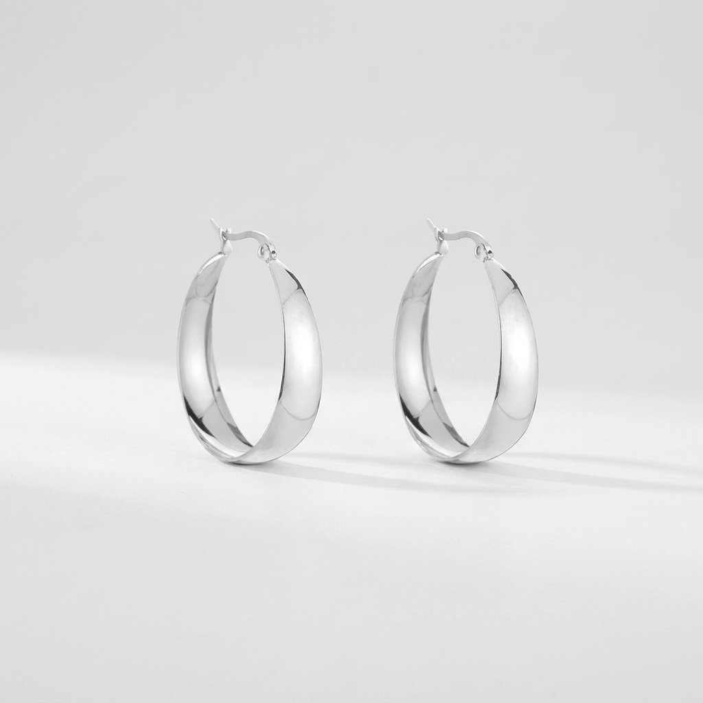 Tijdloze dames oorringen, platte gouden hoepels van 25 mm, elegante fashion accessoire en ideaal cadeau.