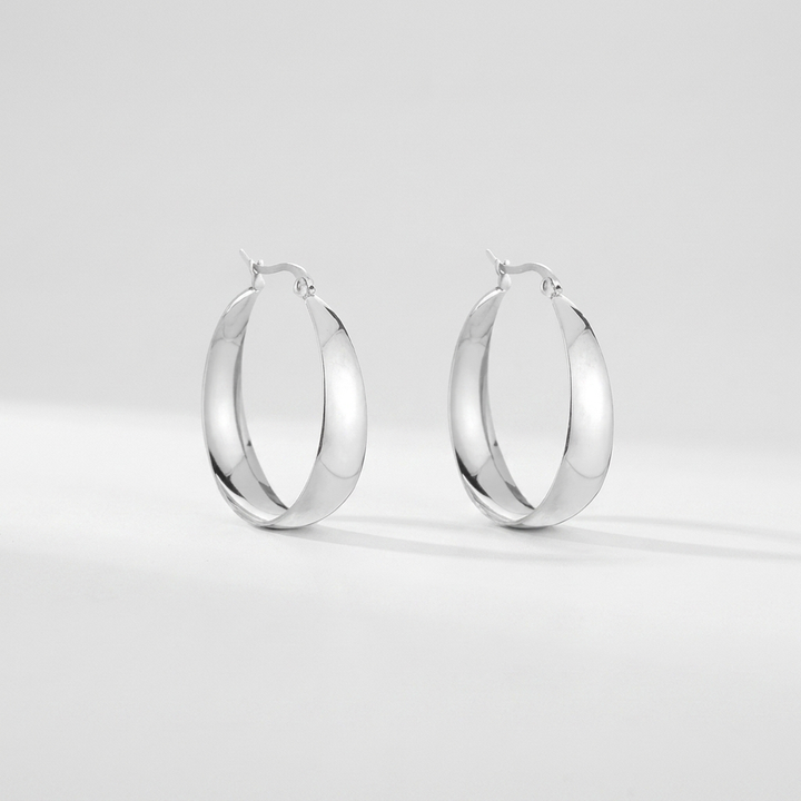 Tijdloze dames oorringen, platte gouden hoepels van 25 mm, elegante fashion accessoire en ideaal cadeau.