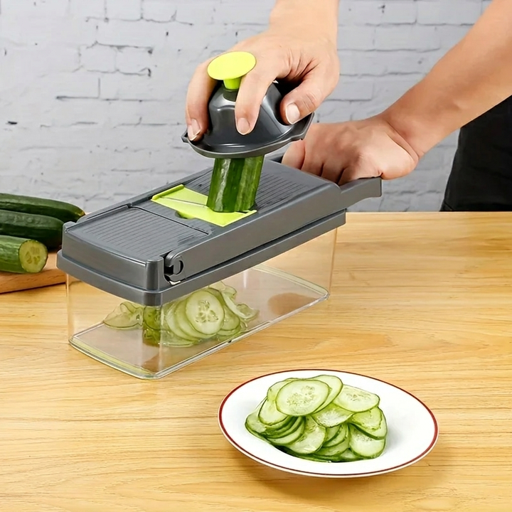 Complete keukenhulp met diverse opzetstukken voor raspen, snijden en hakken. Veilig en handmatig gebruik in de keuken.