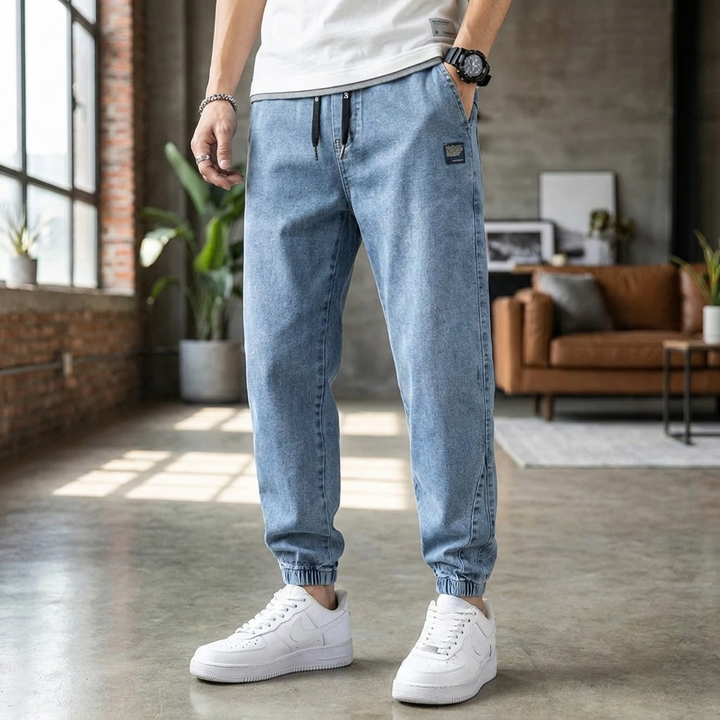 Heren denim joggingbroek in modern design, comfortabel en casual met stretch en elastische tailleband, perfect voor vrijetijd.