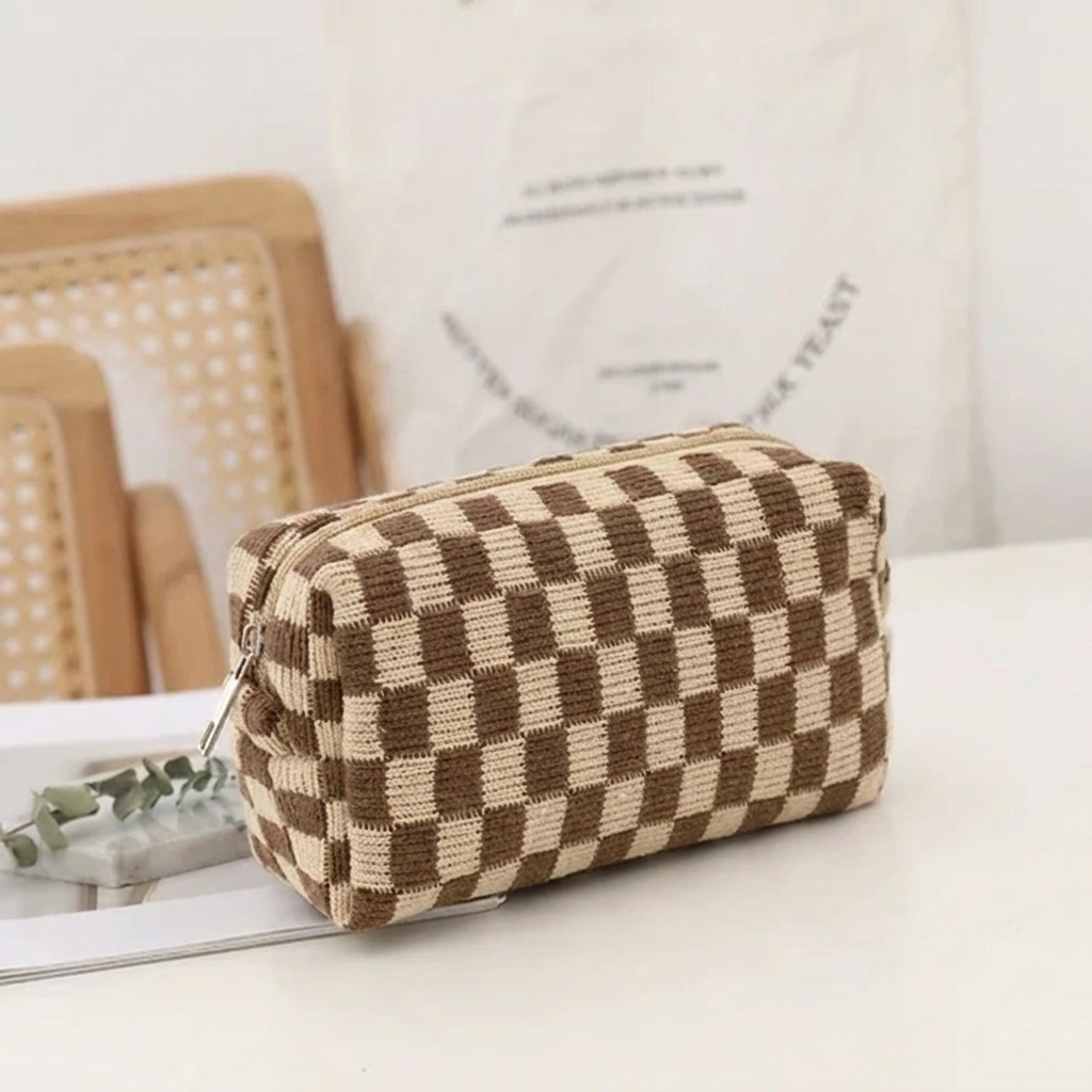 Mooie geruite make-uptas, onmisbaar accessoire voor de georganiseerde beautyroutine van elke dame.