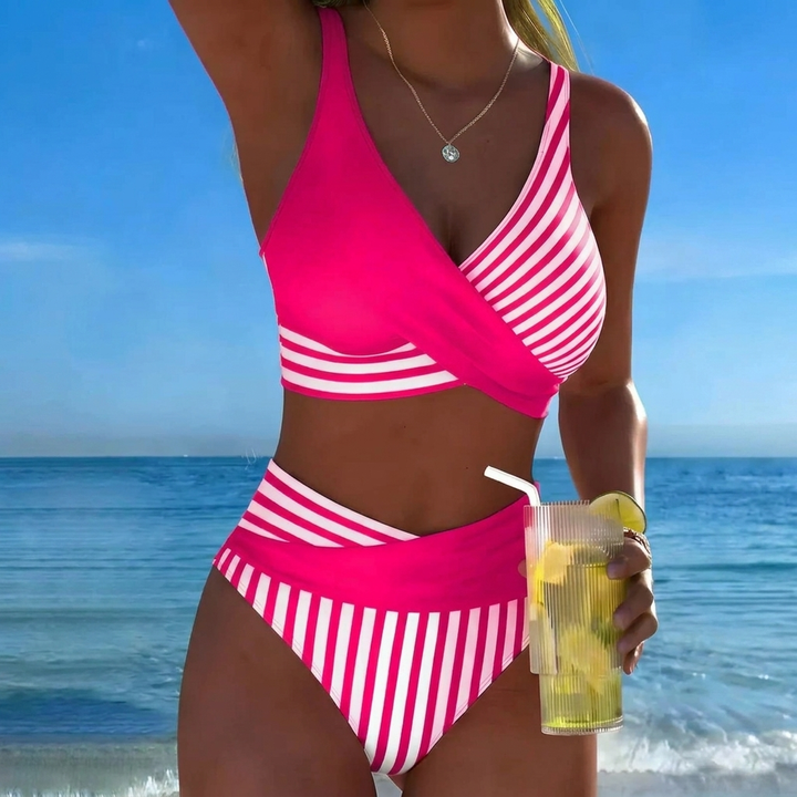 Modieuze dames bikini set met hoge taille broekje en V-hals top. Perfect voor een zomerse dag.