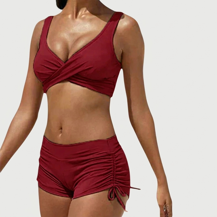Elegante ruched short en bijpassende crossover bikinitop, comfortabele zwemkleding voor dames.