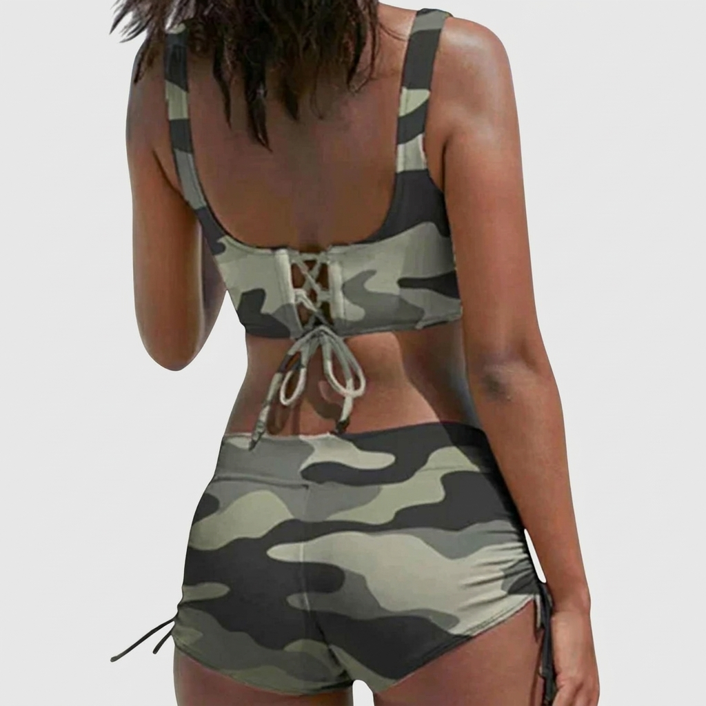 Comfortabele dames zwemset met crossover top en ruched short, perfect voor een dagje strand of zwembad.