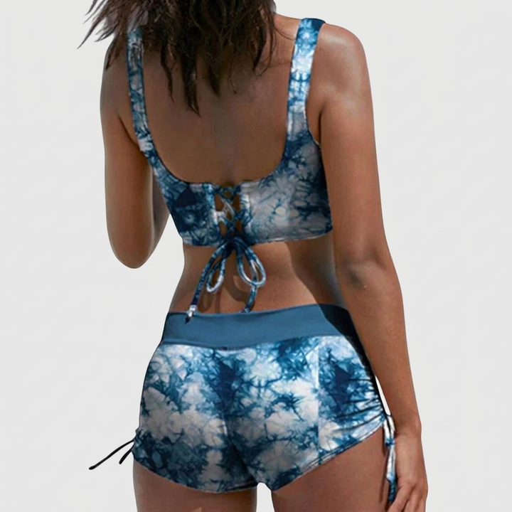 Modieuze dames bikini met crossover top en ruched short; trendy strandmode voor de moderne vrouw.