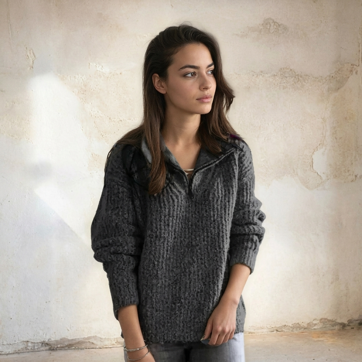 Detail van de half-zip sluiting op een zachte dames trui, functioneel en modieus.