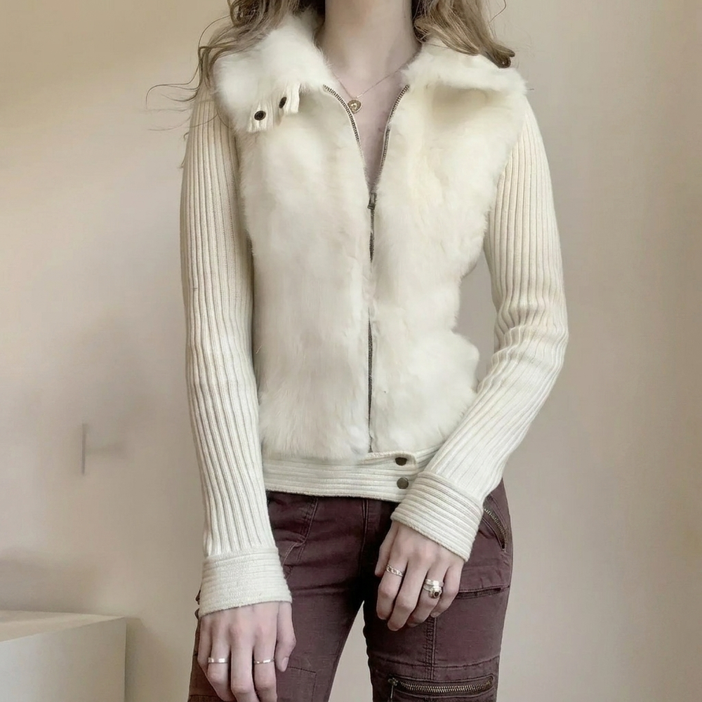 Warm en comfortabel damesvest van polyester met ritssluiting en zachte bontkraag. Ideaal voor de winter.