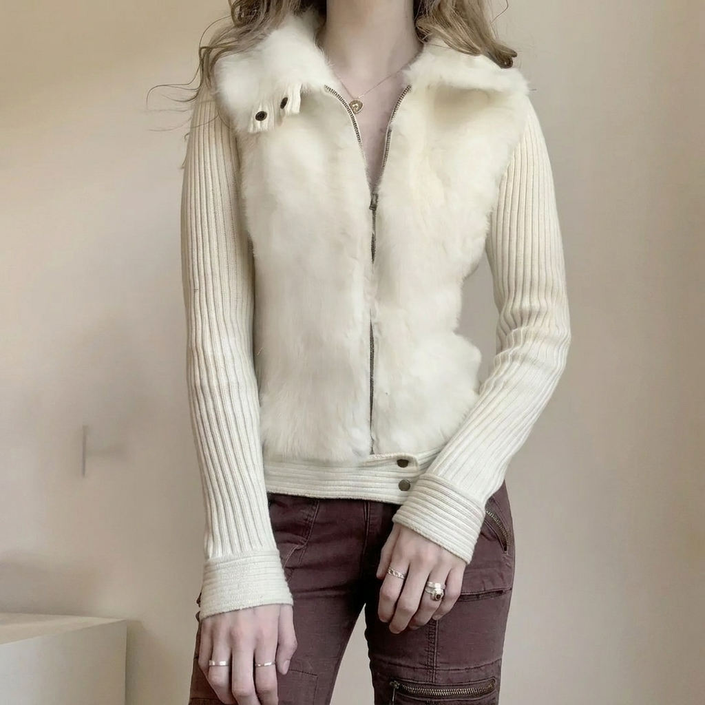 Warm en comfortabel damesvest van polyester met ritssluiting en zachte bontkraag. Ideaal voor de winter.