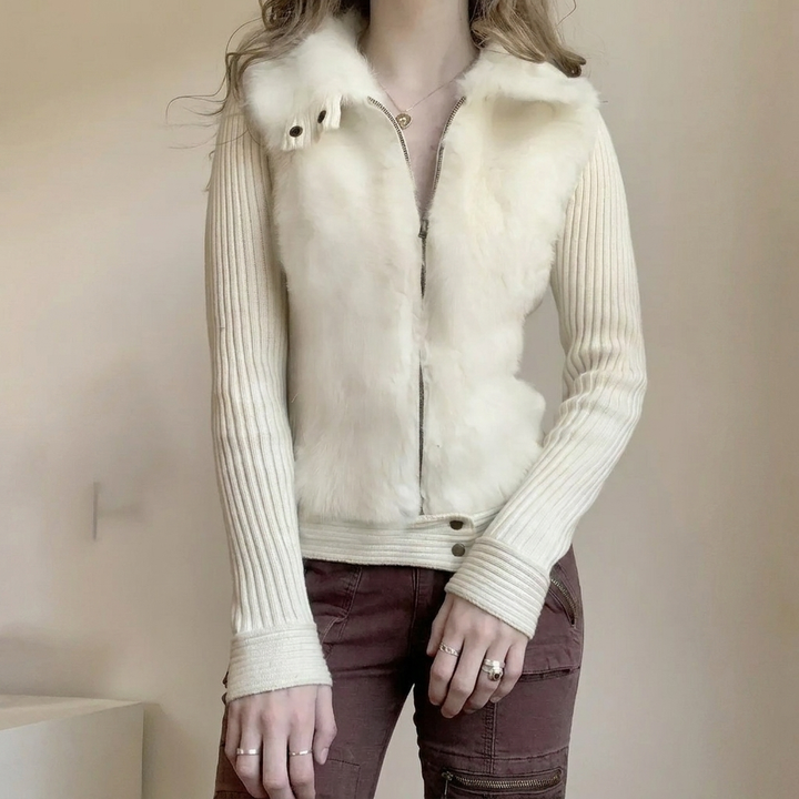 Warm en comfortabel damesvest van polyester met ritssluiting en zachte bontkraag. Ideaal voor de winter.