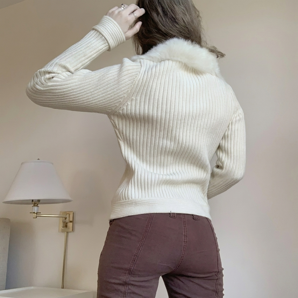 Chique getailleerd damesvest met elegante bontkraag en slanke pasvorm. Perfect voor stijlvolle kleding.