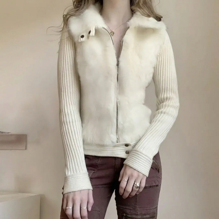 Elegant getailleerd damesvest met luxe bontkraag. Stijlvolle wintermode voor een chique en warme look.