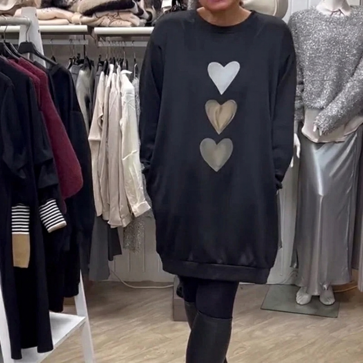 Comfortabele oversized sweatshirtjurk voor dames in zwart met vrolijke hartprint, perfect voor een relaxte look.
