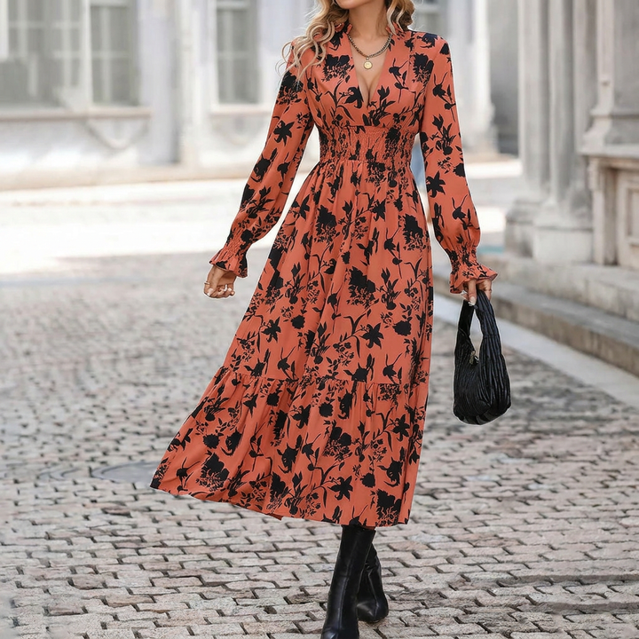 Trendy A-lijn damesjurk met opvallende print en V-hals. Comfortabele casual zomerjurk voor de moderne vrouw.